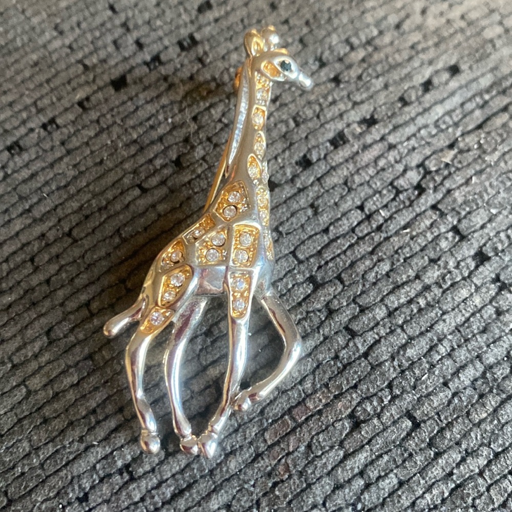 Rare vintage giraffe pin